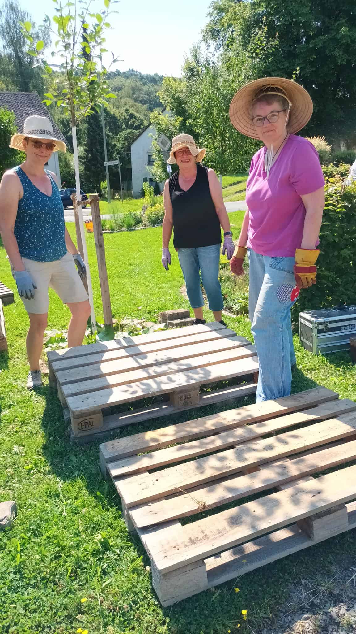 Die Klimagärtner*innen des LandFrauenverbandes Frischer Wind e.V. bauen Insektenhotel