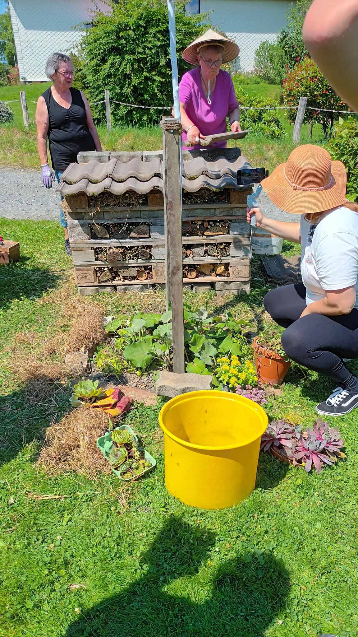 Die Klimagärtner*innen des LandFrauenverbandes Frischer Wind e.V. bauen Insektenhotel