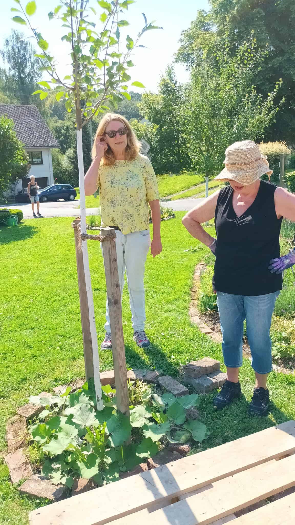 Die Klimagärtner*innen des LandFrauenverbandes Frischer Wind e.V. bauen Insektenhotel