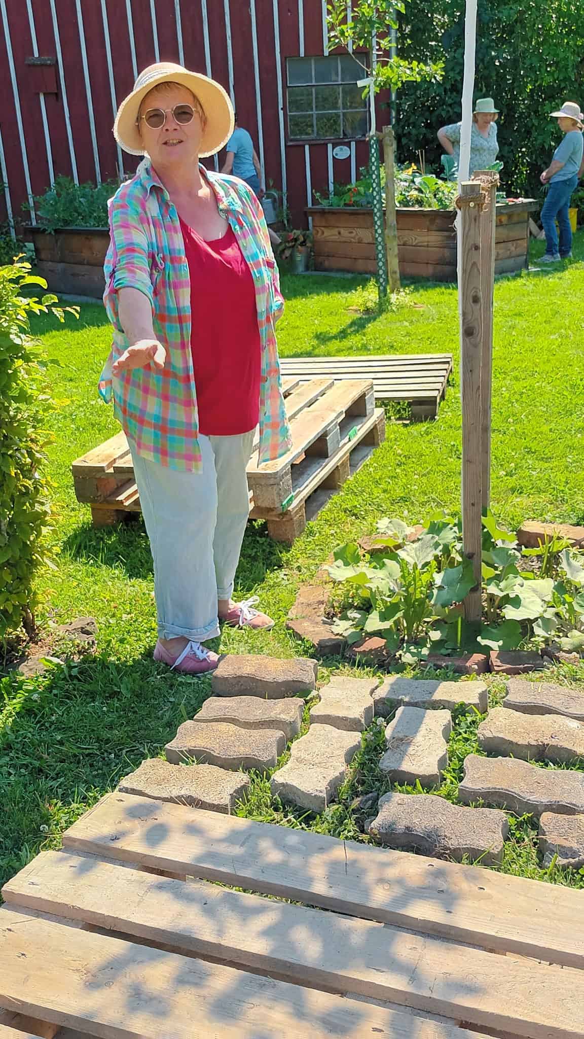 Die Klimagärtner*innen des LandFrauenverbandes Frischer Wind e.V. bauen Insektenhotel