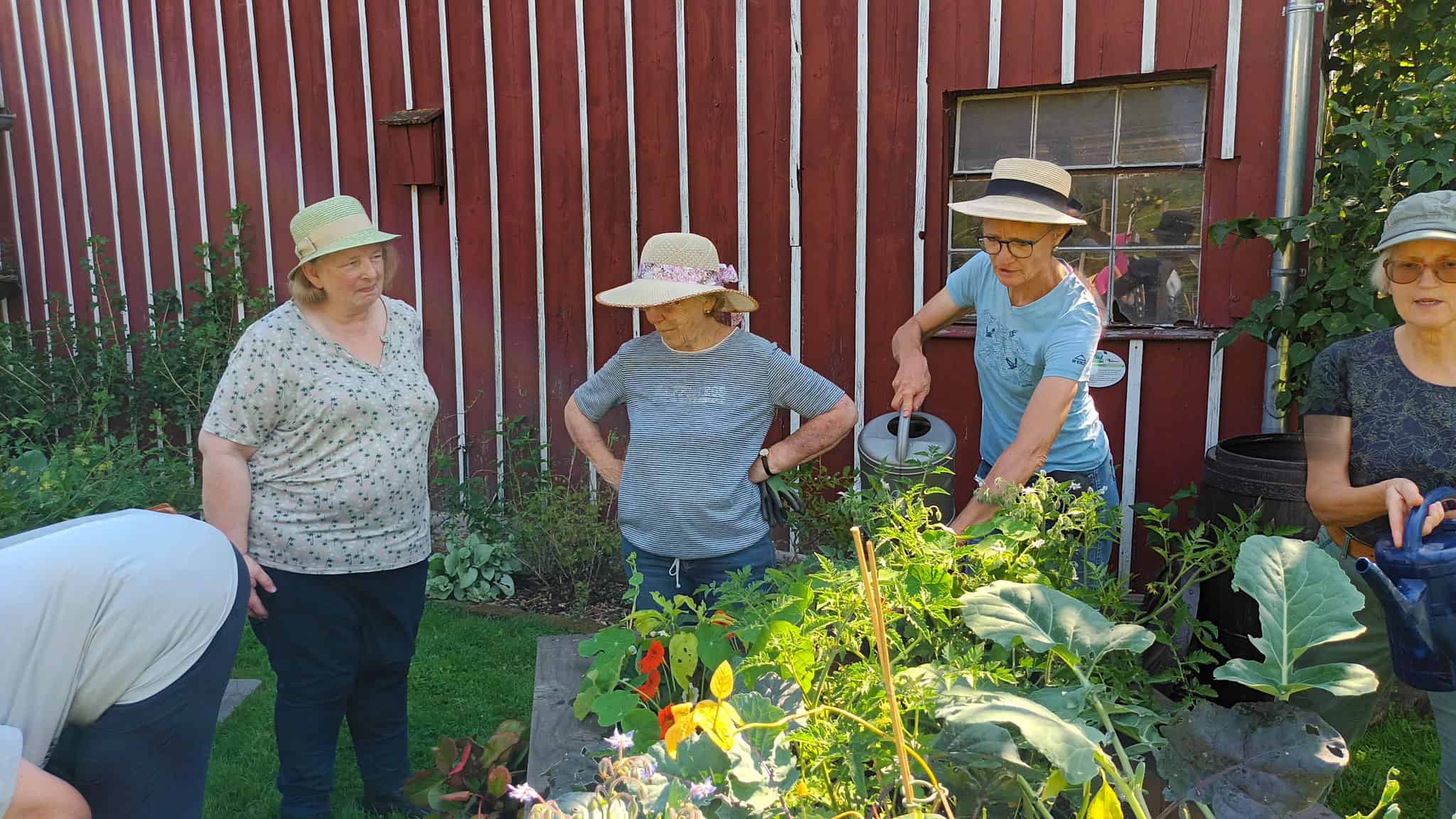 Die Klimagärtner*innen des LandFrauenverbandes Frischer Wind e.V. bauen Insektenhotel