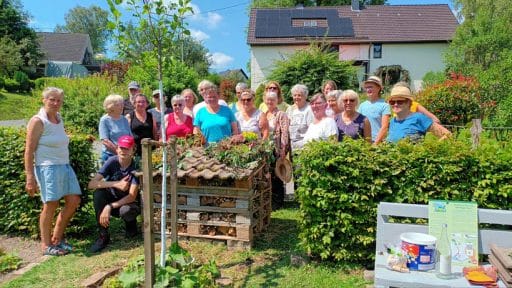 Die Klimagärtner*innen des LandFrauenverbandes Frischer Wind e.V. bauen Insektenhotel