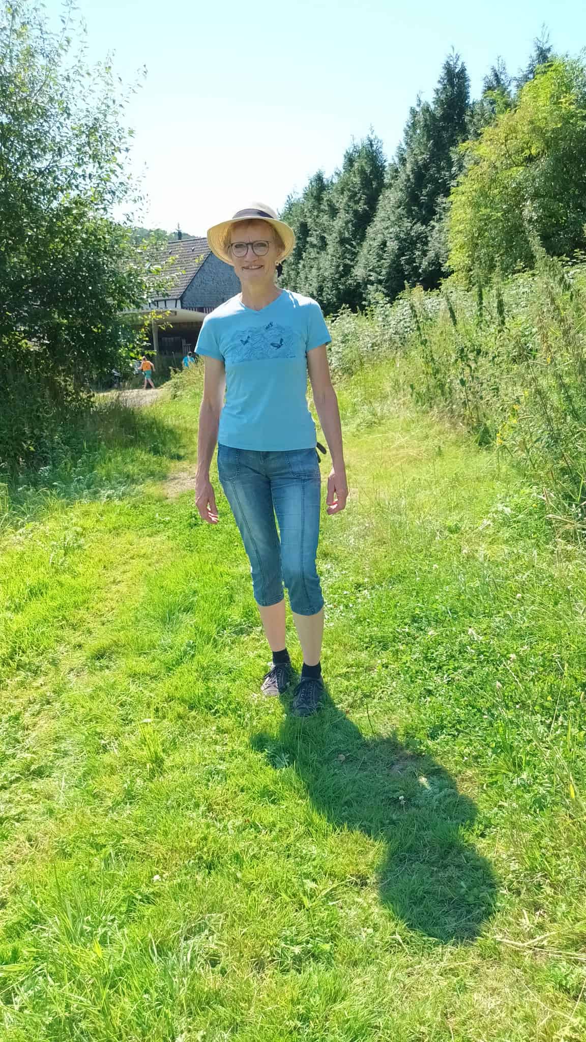 Die Klimagärtner*innen des LandFrauenverbandes Frischer Wind e.V. bauen Insektenhotel
