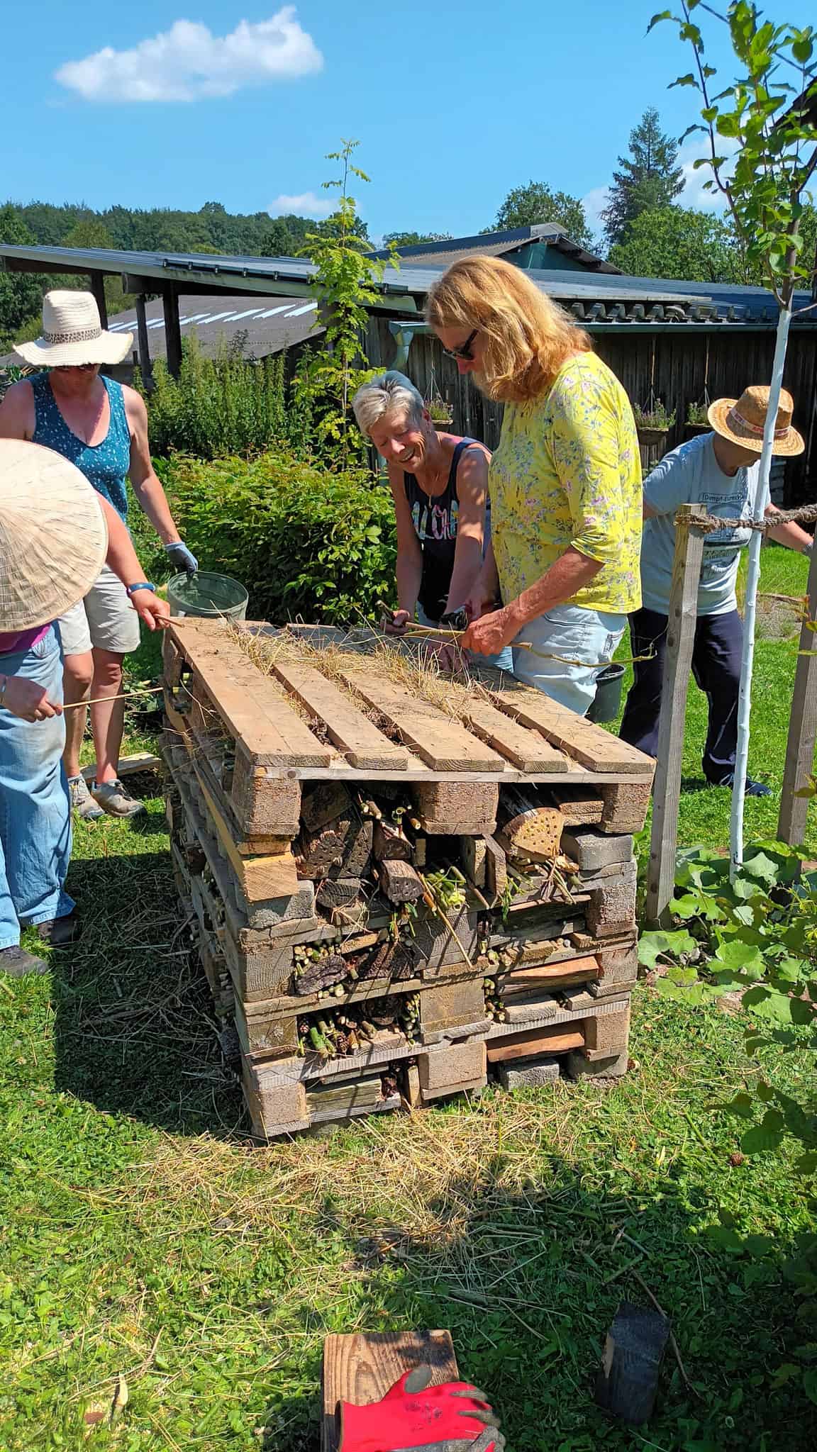 Die Klimagärtner*innen des LandFrauenverbandes Frischer Wind e.V. bauen Insektenhotel