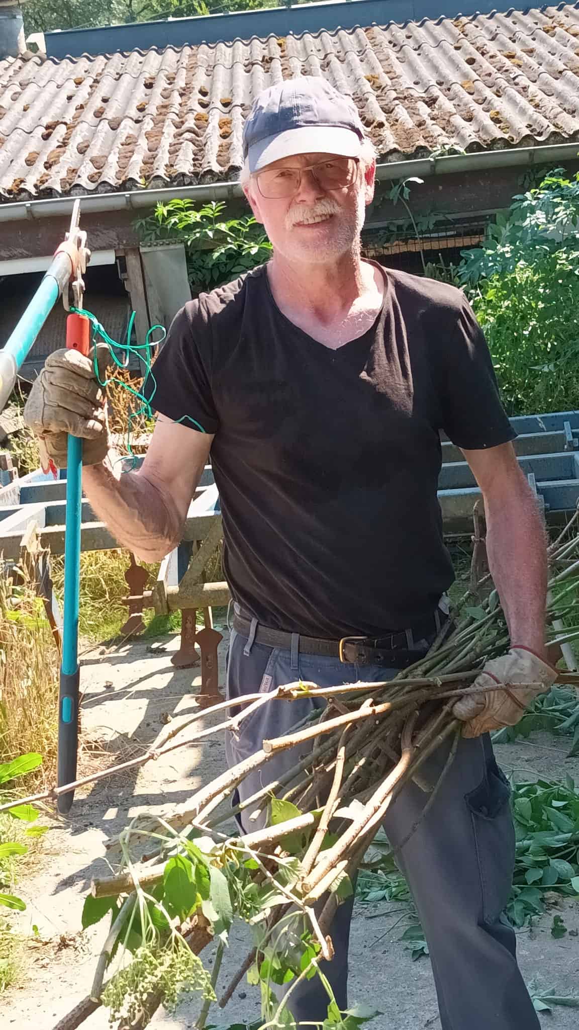 Die Klimagärtner*innen des LandFrauenverbandes Frischer Wind e.V. bauen Insektenhotel