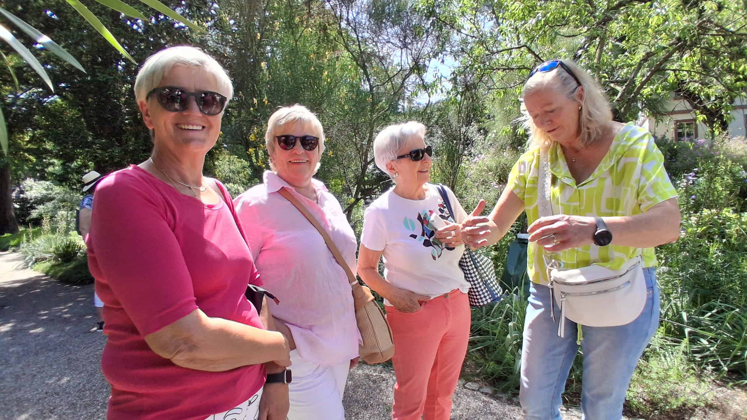 Die Klimagärtner*innen des LandFrauenverbandes Frischer Wind e.V. besuchen den Schau- und Sichtungsgarten Hermannshof in Weinheim