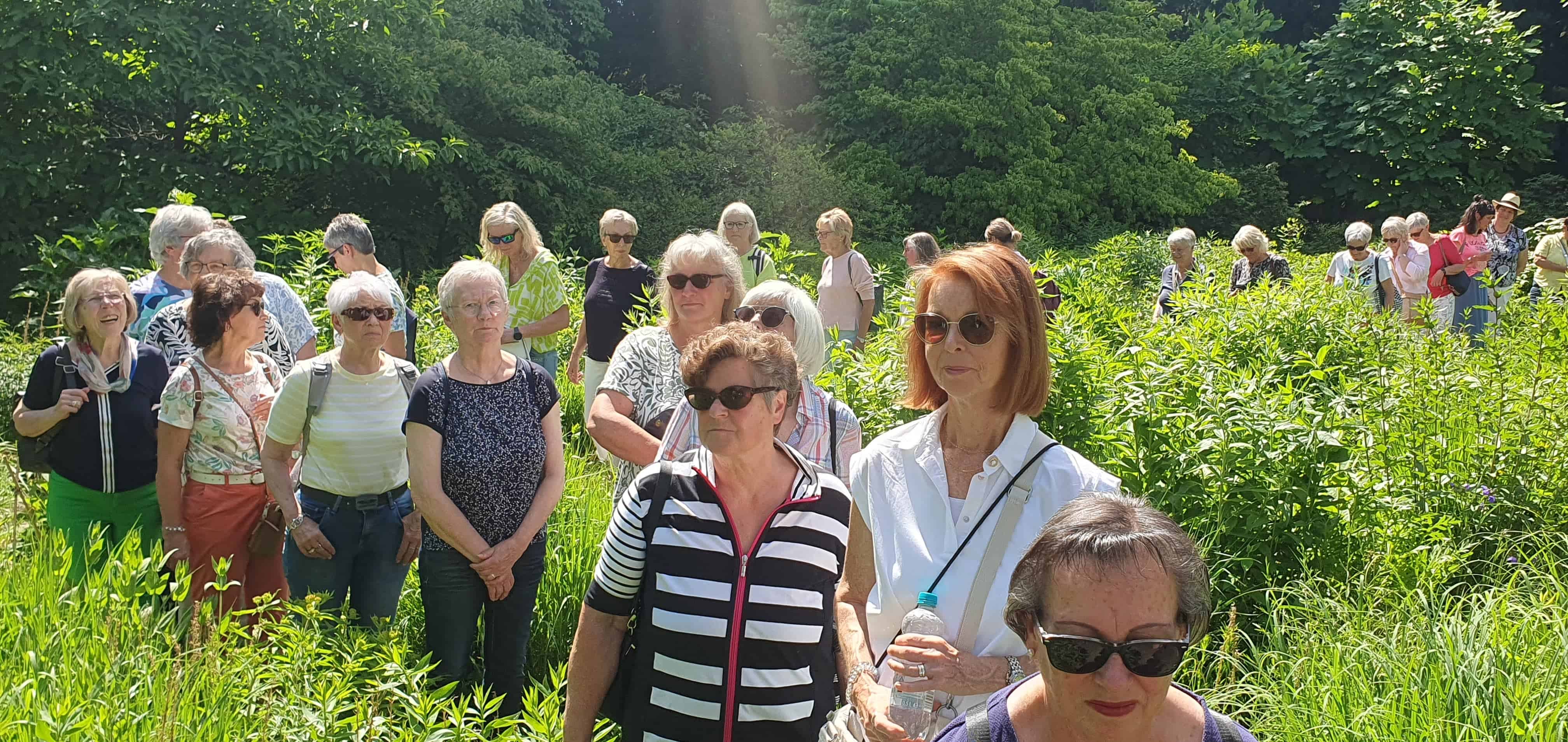 Die Klimagärtner*innen des LandFrauenverbandes Frischer Wind e.V. besuchen den Schau- und Sichtungsgarten Hermannshof in Weinheim