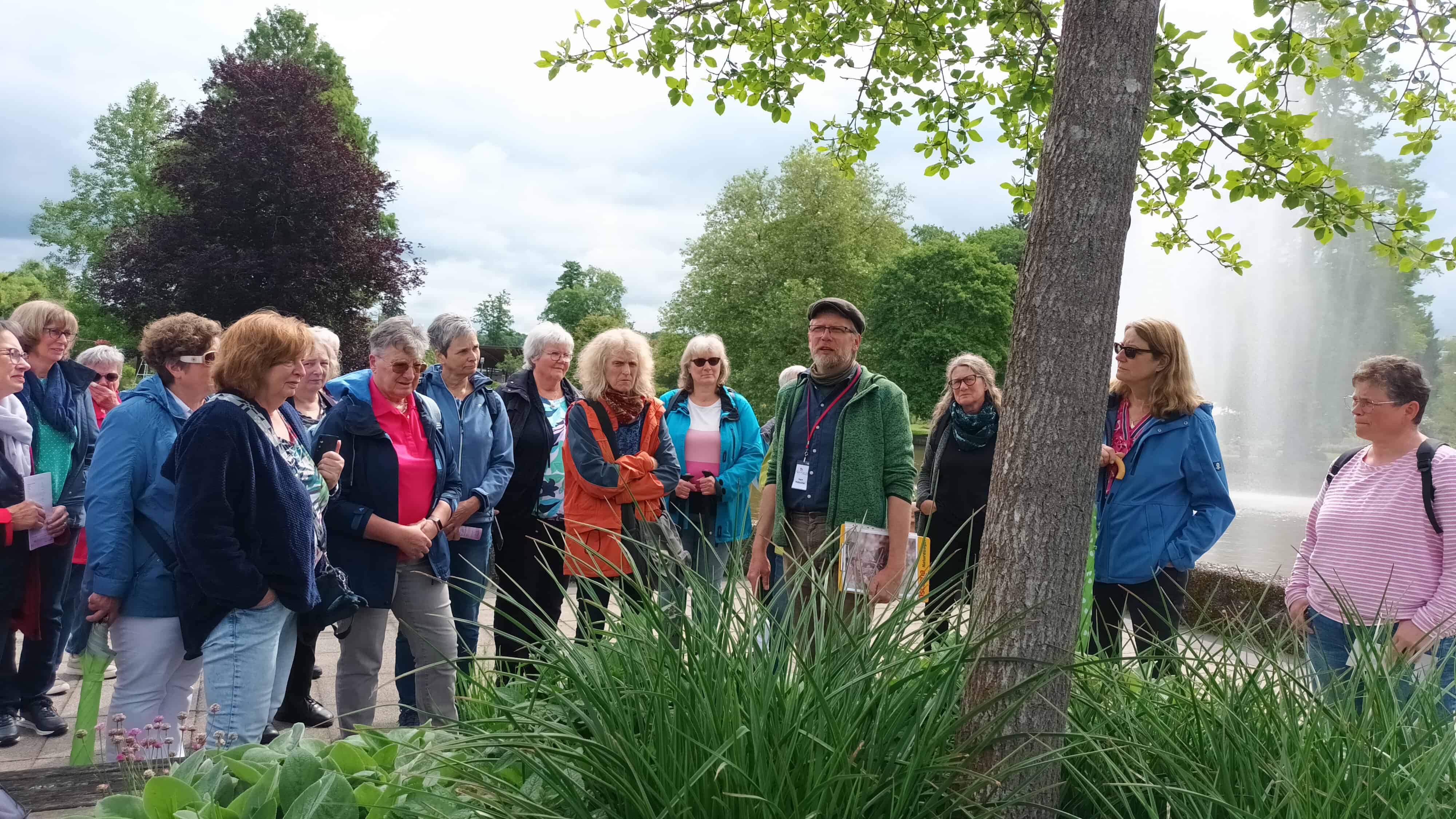 Die Klimagärtner*innen des LandFrauenverbandes Frischer Wind e.V. besuchen den Rosengarten in Zweibrücken