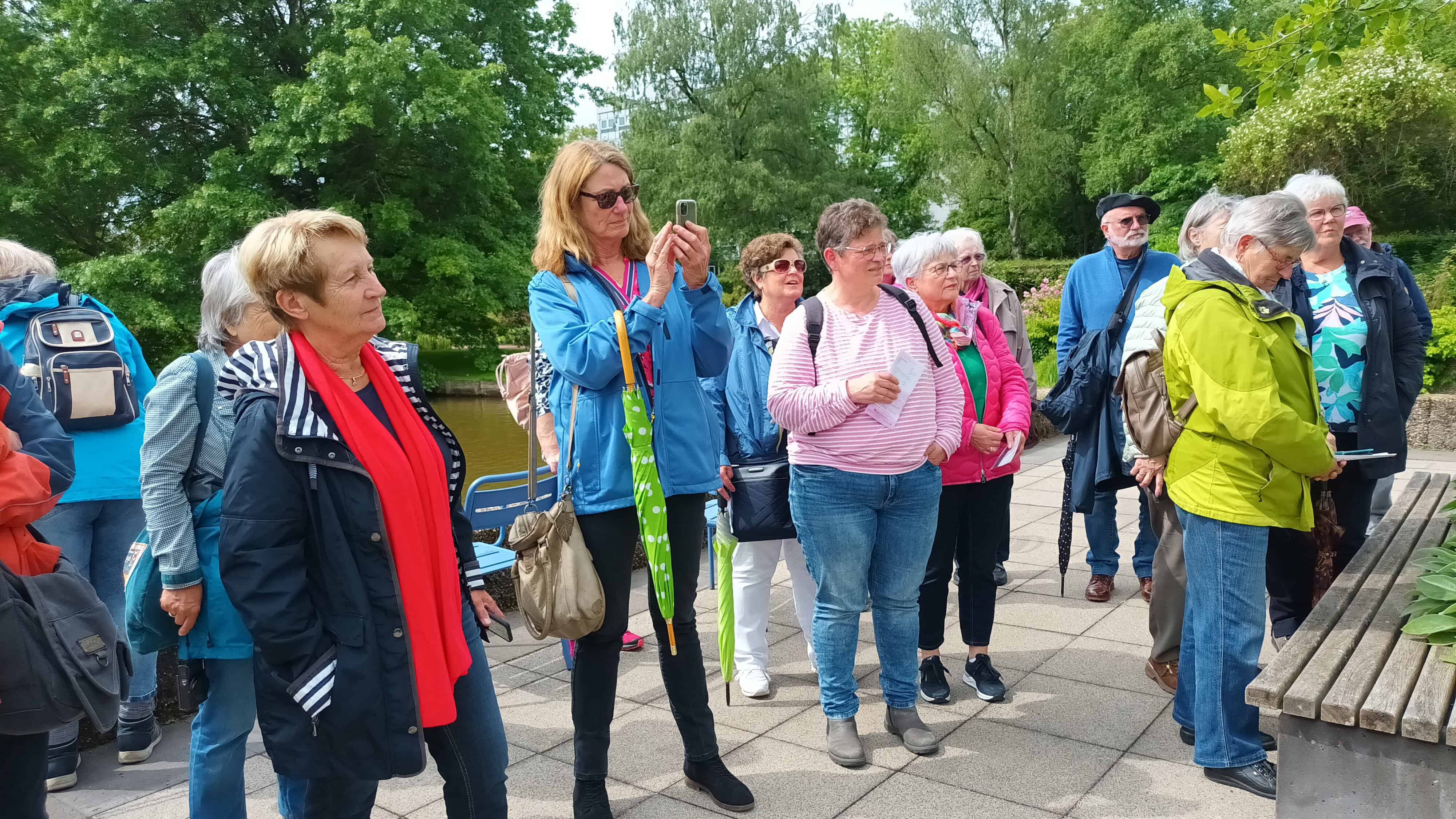 Die Klimagärtner*innen des LandFrauenverbandes Frischer Wind e.V. besuchen den Rosengarten in Zweibrücken