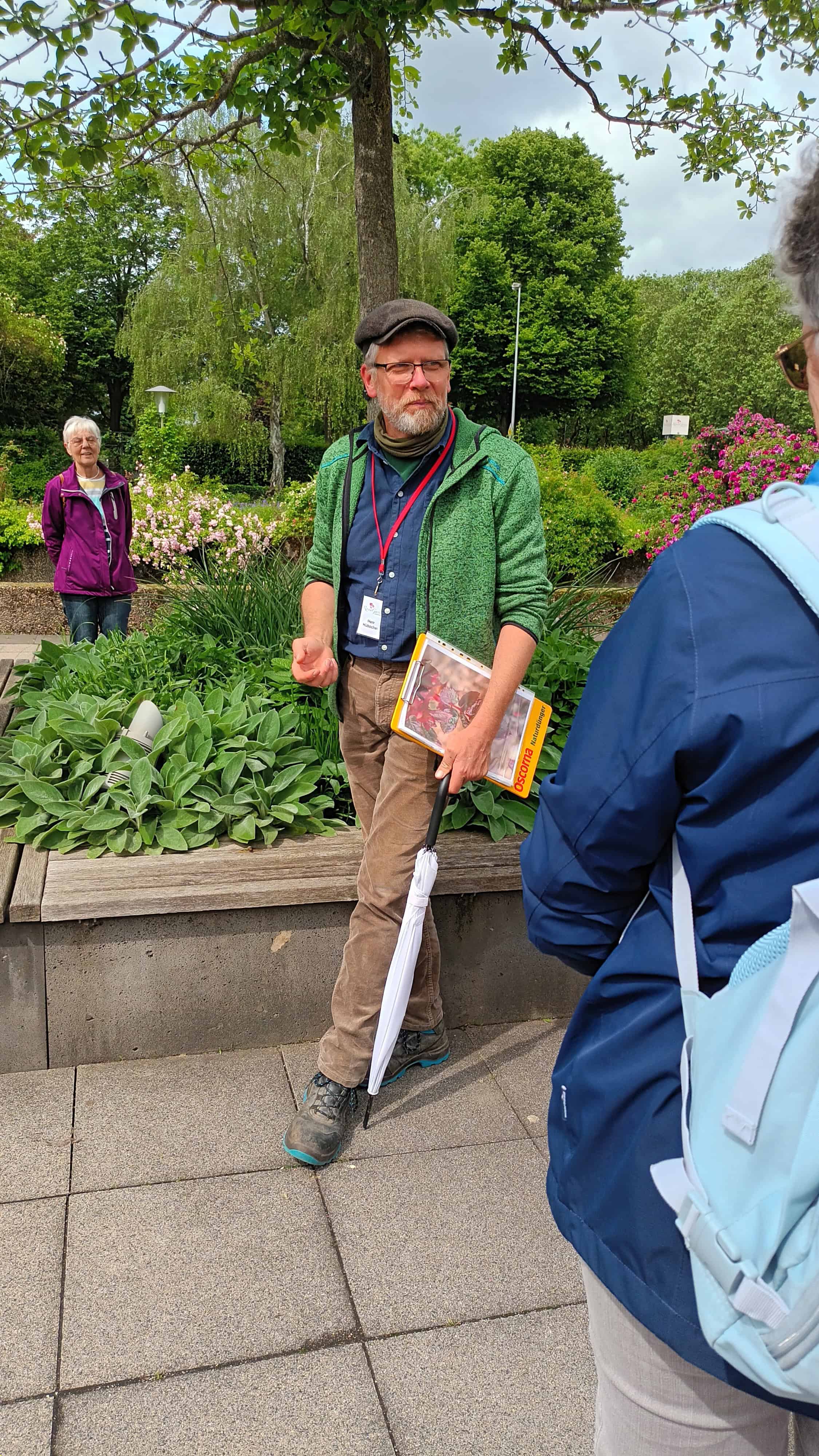 Die Klimagärtner*innen des LandFrauenverbandes Frischer Wind e.V. besuchen den Rosengarten in Zweibrücken