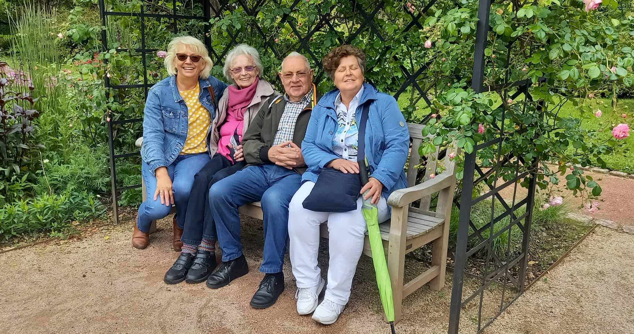 Die Klimagärtner*innen des LandFrauenverbandes Frischer Wind e.V. besuchen den Rosengarten in Zweibrücken
