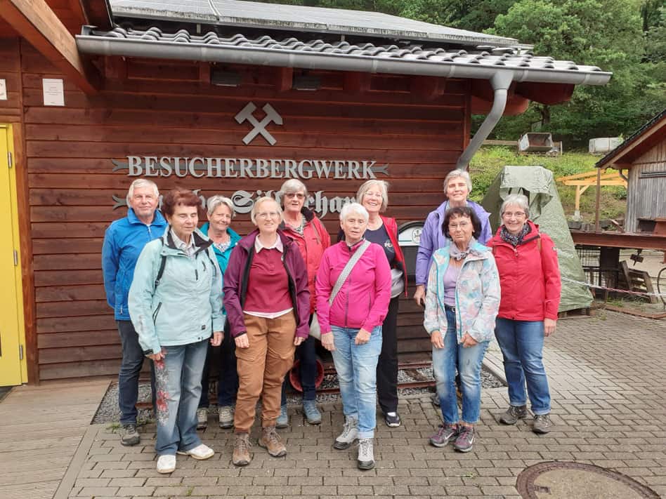 Die LandFrauen aus dem Bezirk Hamm/Sieg erkundeten das Besucherbergwerk Grube Silberhardt in Windeck –Öttershagen und den Bergbauwanderweg. – Foto 1