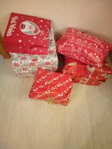 Weihnachtsgeschenke für den Wunschbaum der Tafel – Foto 1