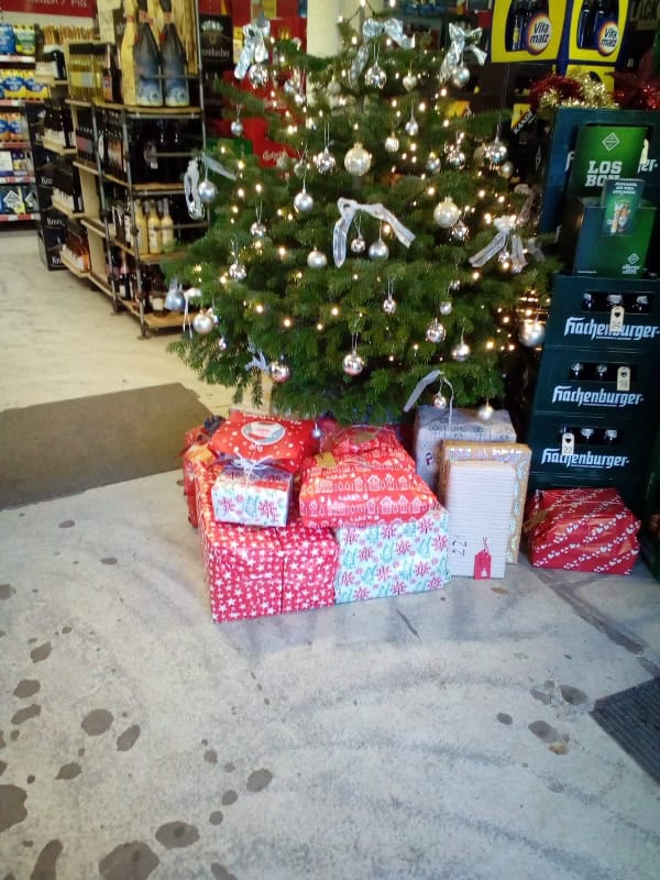 Weihnachtsgeschenke für den Wunschbaum der Tafel – Foto 3