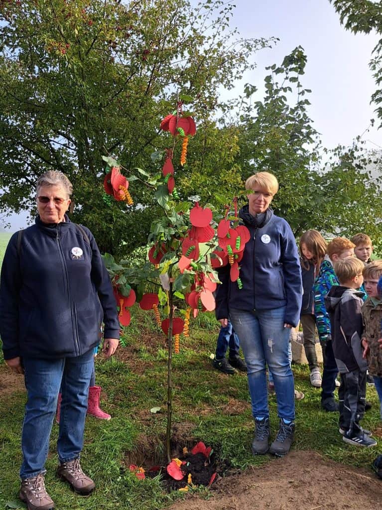 LandFrauen sponsern Jahresbaum der Grundschule Weyerbusch – Foto 2