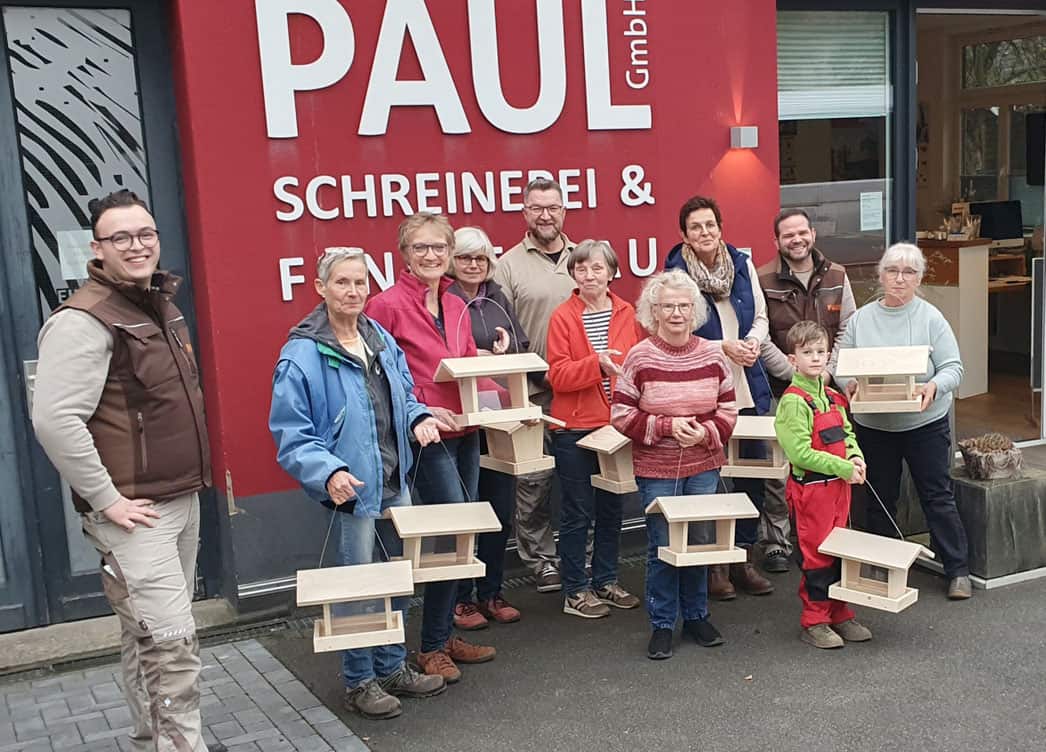 Landfrauen bauen Vogelfutter-Stationen – Foto 1