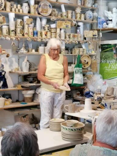 Die Betzdorfer LandFrauen besuchten die Töpferei Fürst in Alpenrod. – Foto 1