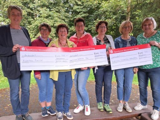 Der Erlös aus unserem Kleiderbasar geht an drei wohlverdiente Organisationen, das Kinderhospiz Balthasar in Olpe, den Förderverein des St. Vinzenzhauses in Gebhardshain und das Kinderhaus Pumuckl in Hattert – Foto 1