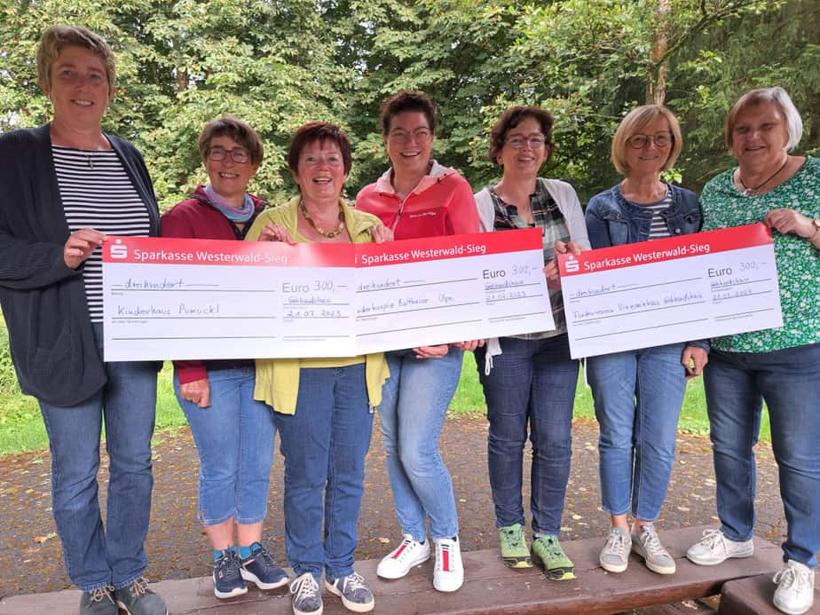Der Erlös aus unserem Kleiderbasar geht an drei wohlverdiente Organisationen, das Kinderhospiz Balthasar in Olpe, den Förderverein des St. Vinzenzhauses in Gebhardshain und das Kinderhaus Pumuckl in Hattert – Foto 1