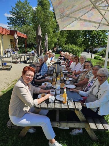 Betzdorfer Landfrauen auf dem Biohof "Birkenhof" in Wilnsdorf – Foto 1