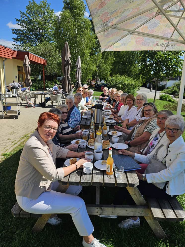 Betzdorfer Landfrauen auf dem Biohof "Birkenhof" in Wilnsdorf – Foto 1