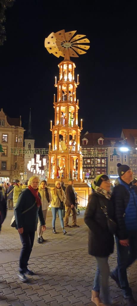 Große beleuchtete Weihnachtspyramide auf dem Erfurter Weihnachtsmarkt bei Nacht.
