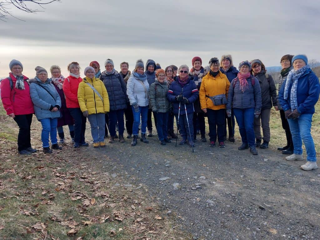 Gruppe der LandFrauen Gebhardshain in Winterkleidung auf einem Wanderweg im Westerwald.