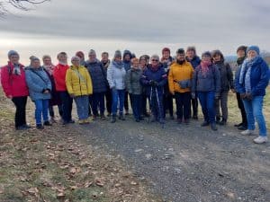Gruppe der LandFrauen Gebhardshain in Winterkleidung auf einem Wanderweg im Westerwald.