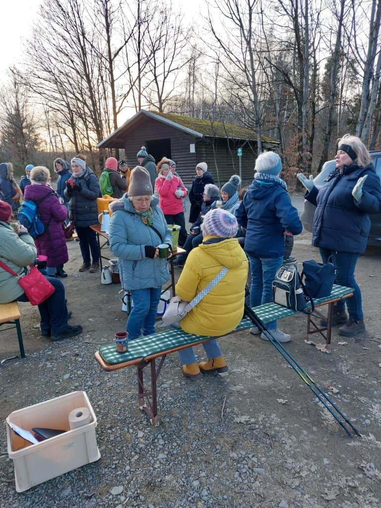Glühwein-Rast der LandFrauen Gebhardshain mit Sitzbänken vor einer Schutzhütte im Wald.