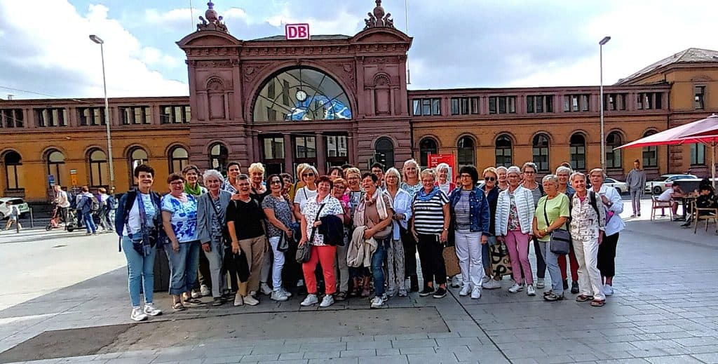 Gruppe der LandFrauen Gebhardshain pose vor dem Hauptbahnhof während eines Ausflugs.