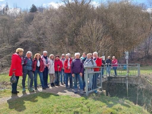 Wandergruppe der LandFrauen auf einer Brücke in der Natur während einer Frühlingswanderung.