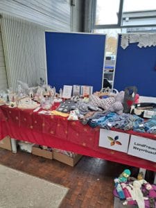 Dekorierter Stand der LandFrauen Weyerbusch mit selbstgemachten Handarbeiten auf dem Weihnachtsmarkt.