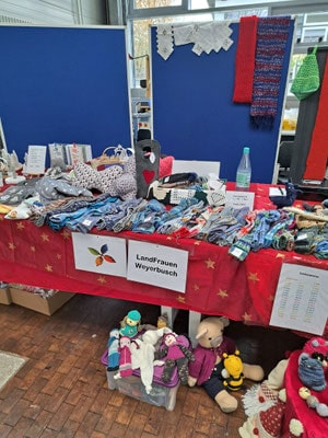 Kreativ-Stand der LandFrauen Weyerbusch mit Handarbeitsarbeiten und Kuscheltieren auf dem Weihnachtsmarkt.