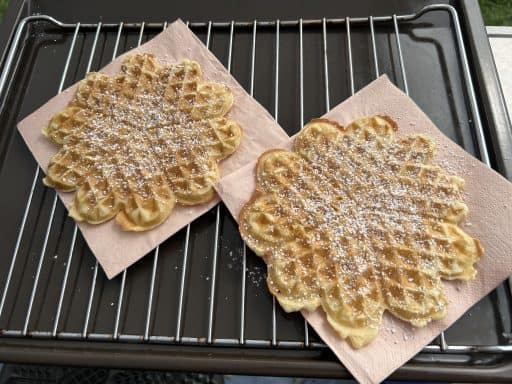 LandFrauen Weyerbusch unterstützen das Kinderfest im Kindergarten Knolle Bolle in Kircheib mit leckeren Waffeln. – Foto 1
