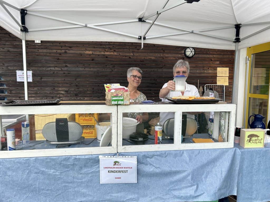 LandFrauen Weyerbusch unterstützen das Kinderfest im Kindergarten Knolle Bolle in Kircheib mit leckeren Waffeln. – Foto 2