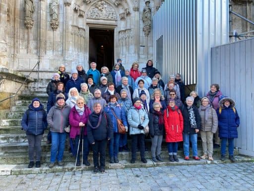 Große Gruppe der Altenkirchener LandFrauen auf den Stufen vor einem historischen Kirchenportal in Regensburg.