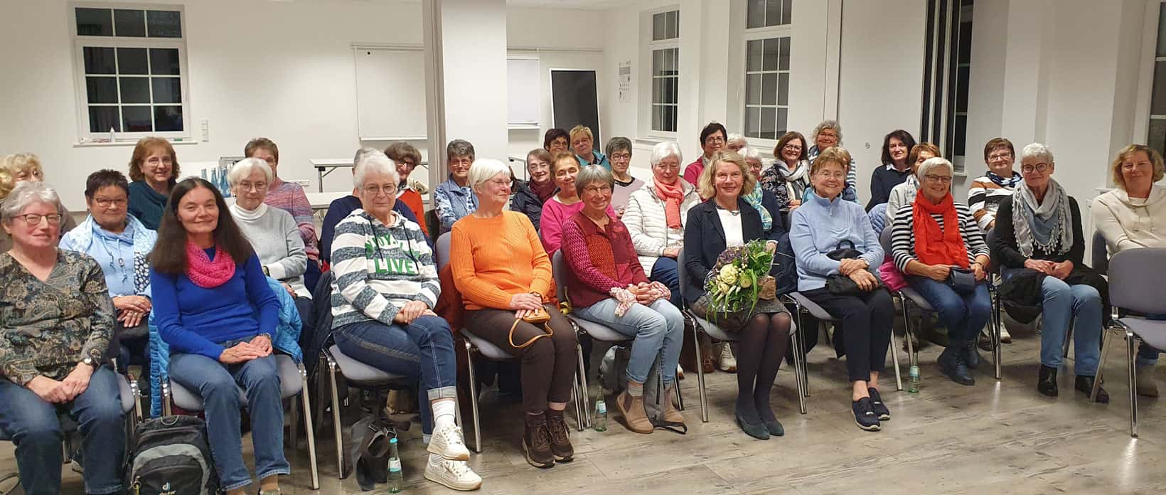 Teilnehmerinnen des Vortrags „Herzinfarkt bei Frauen – anders?“ sitzen in einem Veranstaltungsraum.