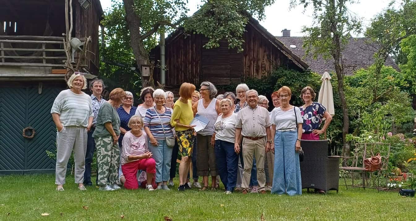 Gruppe der Landfrauen beim Gartennachmittag