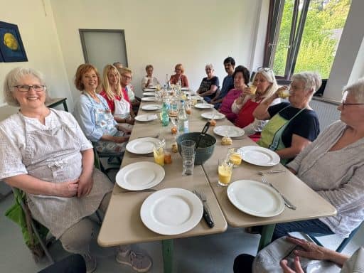 Betzdorfer LandFrauen beim gemeinsamen Kochkurs
