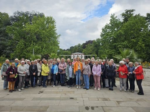 Landfrauen vor dem Palmengarten in Frankfurt