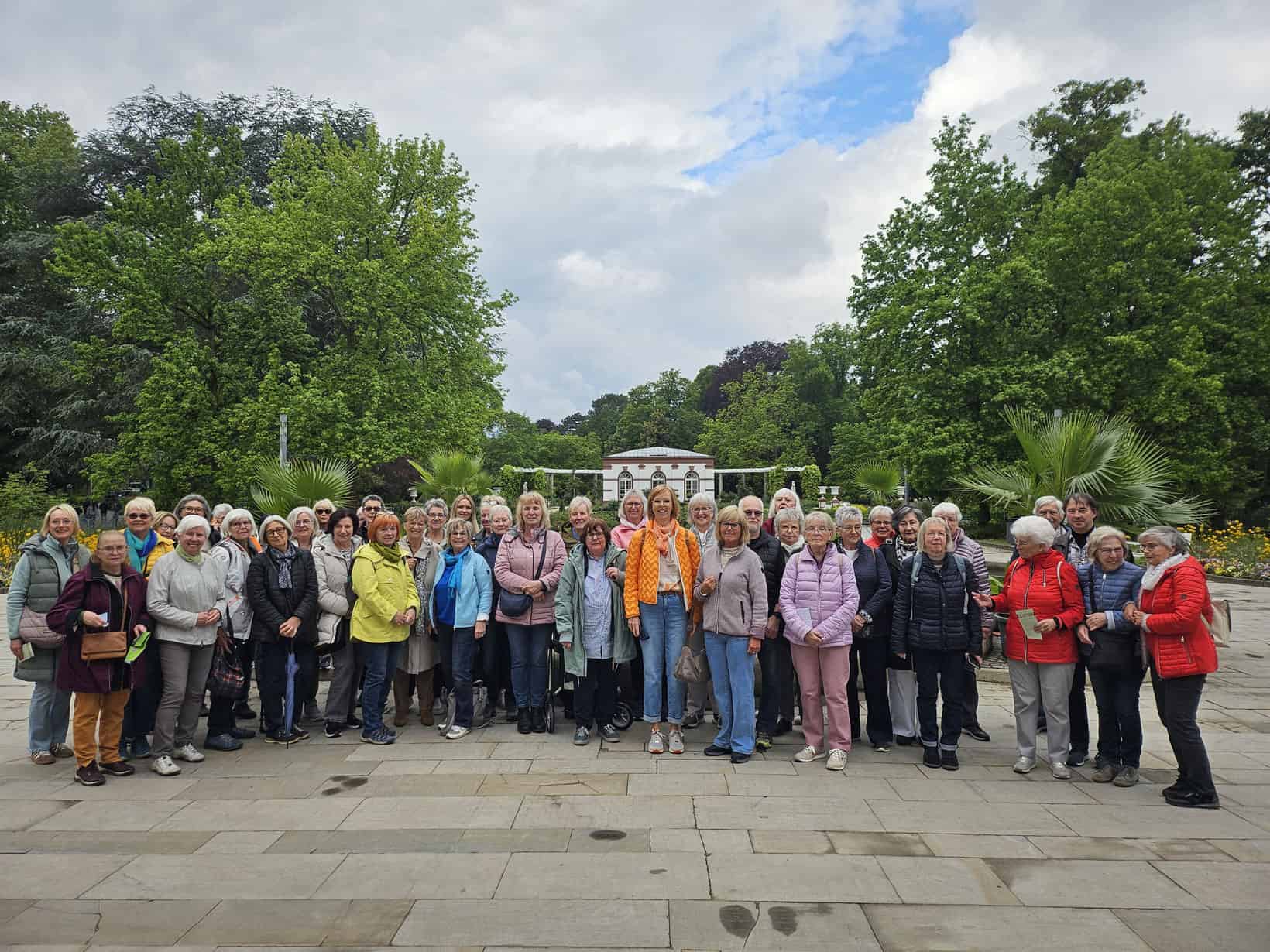 Landfrauen vor dem Palmengarten in Frankfurt