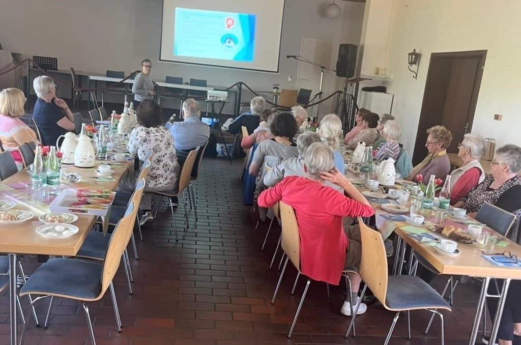 Landfrauen bei einem Vortrag über Milch in geselliger Runde