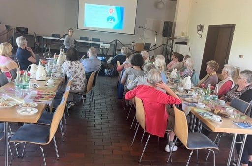 Landfrauen bei einem Vortrag über Milch in geselliger Runde