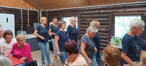 Landfrauen bei einer gemeinsamen Aktivität im Festsaal