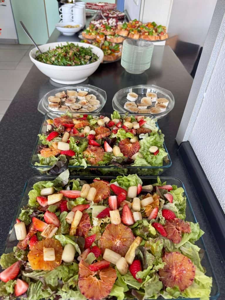 Mediterranes Buffet mit Salaten, Obst und Häppchen