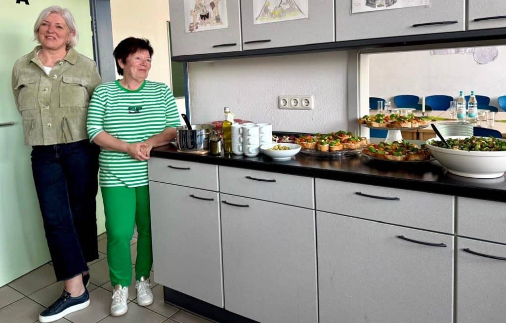 Zwei Landfrauen mit mediterranen Speisen buffet