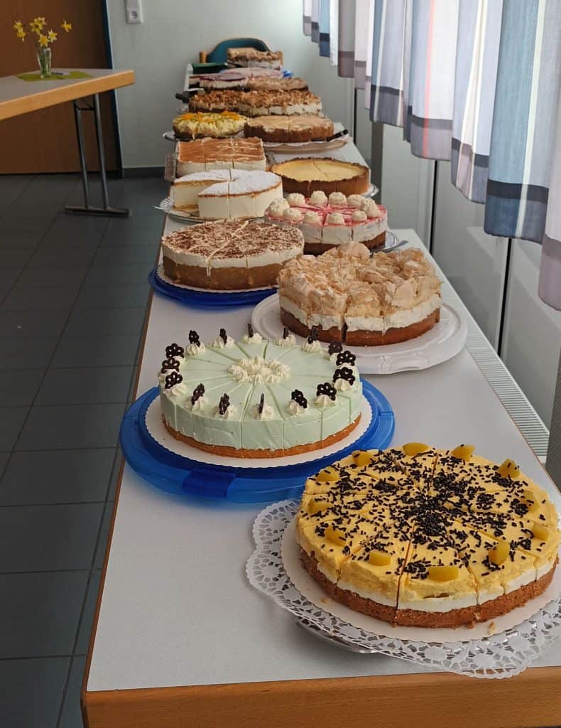 Auswahl selbst gebackener Kuchen bei der Kleiderbörse