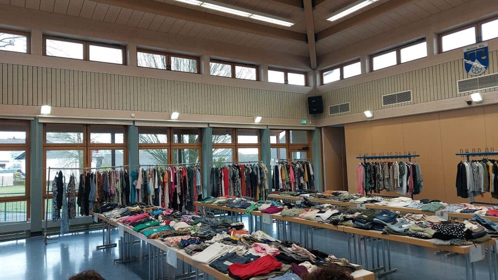 Verkaufsraum mit Kleidung bei der Kleiderbörse in Gebhardshain