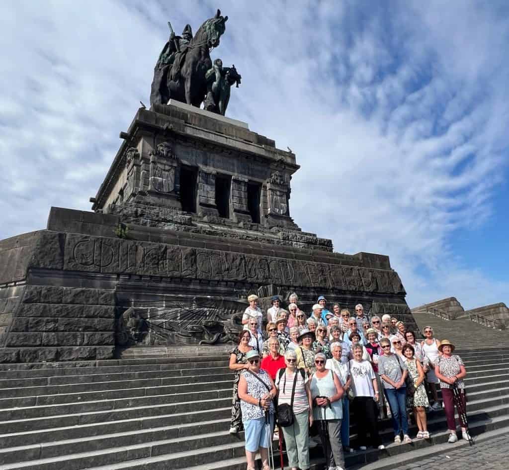 Landfrauen am Kaiser-Wilhelm-Denkmal in Koblenz