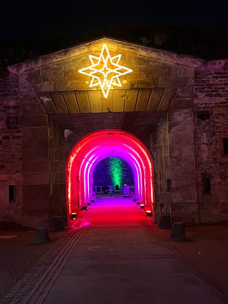 Beleuchteter Torbogen im Christmas Garden Koblenz